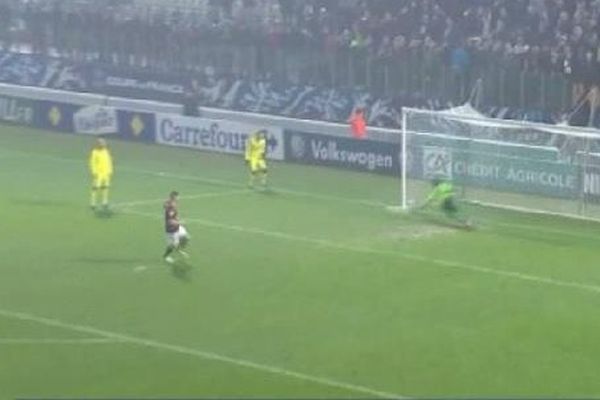 Hélas pour le FC Metz, le gardien brestois est parti du bon côté et arrête le tir.