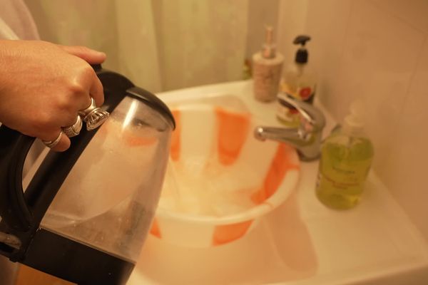 Cette habitante est contrainte de chauffer l'eau à la bouilloire pour se laver