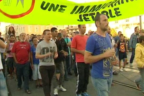 Depuis lundi matin, aucune solution de relogement n'a été trouvée pour les 360 personnes, dont une centaine d'enfants, qui se sont retrouvés à la rue. Une manifestation de soutien organisée à Clermont-Ferrand a scandé le slogan "Un toit pour tous."