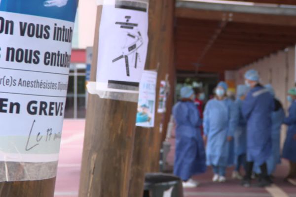 "On vous intube, ils nous entubent" indique l'une des affiches des infirmiers de bloc opératoire manifestant à Rodez. 25 mai 2021.