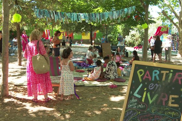 Organisé à Montpellier par le centre national de la lecture "partir en livre" fait sortir les livres des bibliothèques.  Des jeux, des ateliers et des lectures sont orgnisés pour les enfants de tout âge. Objectif : transmettre le désir de lire aux enfants, aux adolescents et à leurs familles.