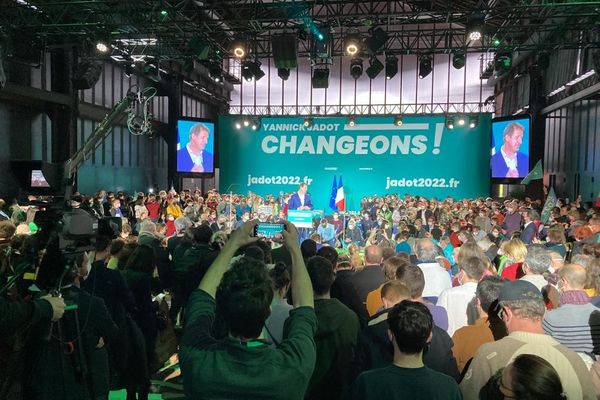 Le candidat EELV Yannick Jadot en meeting pour présenter son programme à Lyon