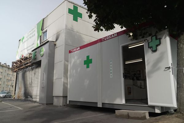 La fréquentation de la pharmacie est deux fois plus faible depuis la reprise dans un préfabriqué installé à côté des locaux habituels.