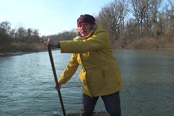 Elise Vogel sur sa barque à fond plat