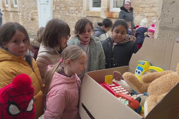 Des écoliers de Negronde collectent leurs jouets inutilisés pour les Restos du Cœur, permettant à des bénévoles de préparer 1 100 colis de Noël pour des familles en difficulté.