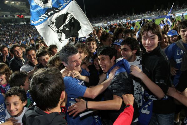 Yannick Cahuzac entouré des supporters bastiais le soir du sacre de champion de France de ligue 2, le soir du 11 mai 2012.