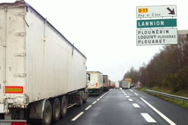 Les poids lourds bloqués sont stationnés à la file indienne sur les voies de droite