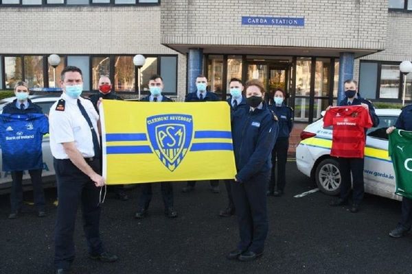 Des policiers irlandais ont rendu hommage aux 3 gendarmes tués dans le Puy-de-Dôme en brandissant un drapeau de l'ASM Clermont Auvergne.