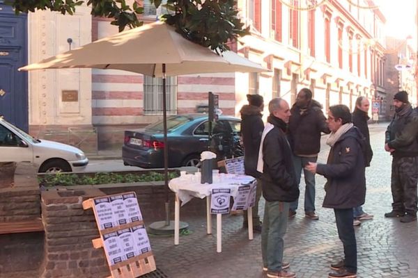 A Albi le collectif SOS Papa du Tarn a manifesté devant la préfecture du Tarn pour réclamer "l'équité parentale".