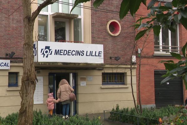 Ce dimanche 31 décembre 2023 ne fait pas exception : comme toujours, les patients poussent la porte de SOS médecin pour y être soignés. Mais cette année, la demande est renforcée par les épidémies.