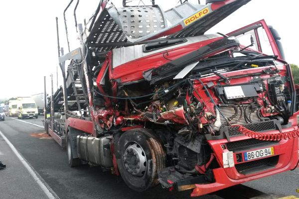 Camion accidenté sur l'A10 au nord de Châtellerault ce mardi.