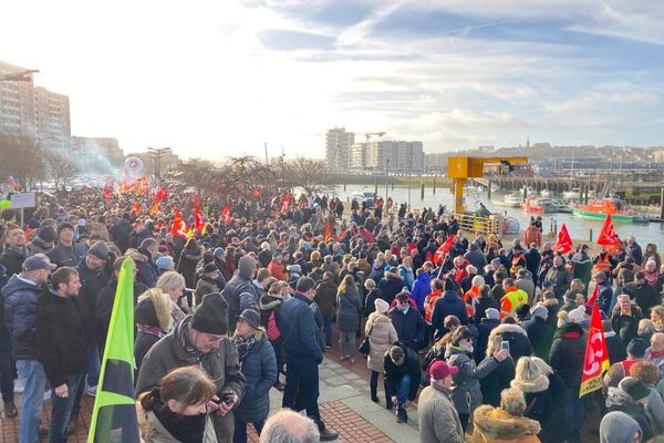 Des milliers de personnes le 31 janvier au port de Boulogne-sur-Mer manifestent contre la réforme des retraites à Boulogne-sur-Mer