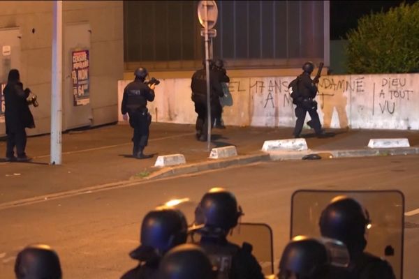 45 000 policiers et gendarmes étaient de nouveau déployés en France dans la nuit de lundi à mardi.