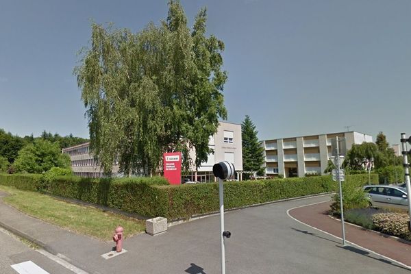 Le suspect enseigne au collège Charles de Gaulle de Seltz mais n’y aurait commis aucun acte répréhensible, à ce stade de l’enquête..