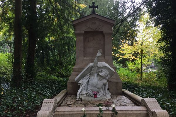 Tombe de Jules Verne au cimetière de la Madeleine à Amiens