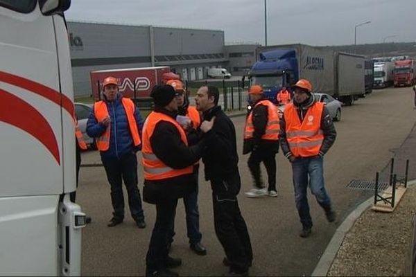 La tension monte à l'entrée de la zone d'activité économique de Fauverney en Côte d'Or, mercredi 28 janvier 2015.