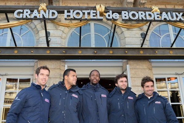 L'équipe de France de tennis devant le Grand-Hôtel de Bordeaux aujourd'hui