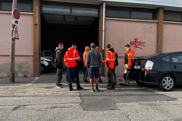 Les collègues et amis de Lilian Dejean devant les locaux de la propreté urbaine - 11 septembre 2024