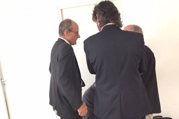 Jean Brosset (à g.) avec ses conseils avant le début de l'audience devant les juges du tribunal de commerce de Niort.