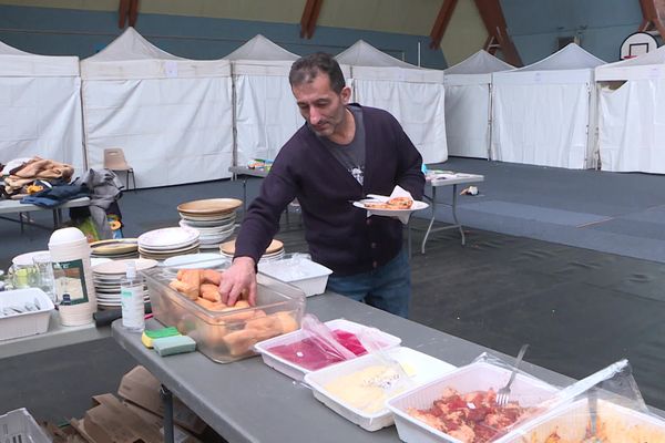 A Tours, les 20 tentes et le service de restauration resteront au gymnase des Fontaines encore une semaine pour accueillir les personnes sans solution d'hébergement d'urgence.