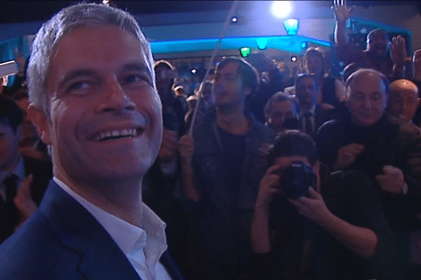 Laurent Wauquiez acclamé par ses militants au soir de la victoire ... la tête de liste de droite remporte la région Auvergne Rhône-Alpes - 13/12/15