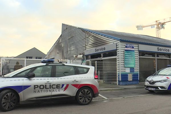 Le garage à Harfleur après l'incendie dans la nuit du 21 au 22 janvier 2023