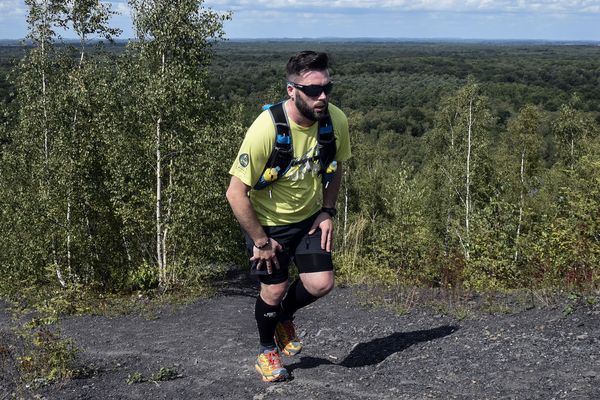 Dans le Nord, Geoffrey Langlet se prépare à l'UTMB en gravissant des terrils.