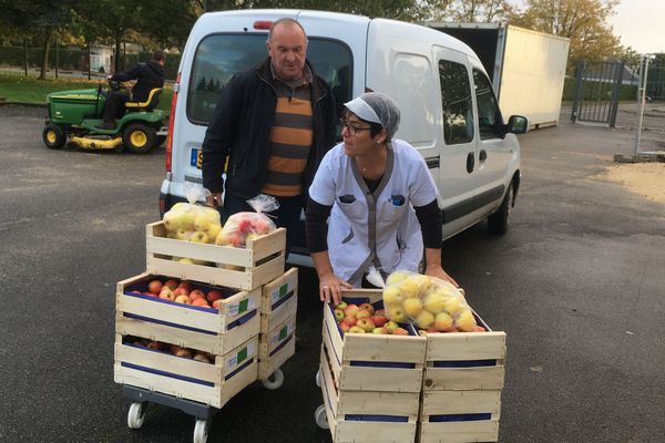 Jean-Claude Deniou, producteur de pommes à Mont-près-Chambord livre les collèges de Blois en direct depuis près de 20 ans. 