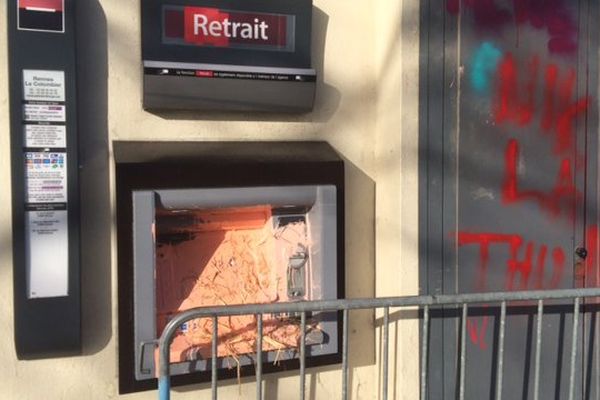 Un distributeur de billets vandalisé à Rennes lors de la manifestation anti-aéroport Notre-Dame-Des-Landes