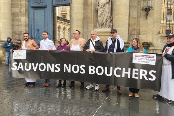 Une dizaine de bouchers de Gironde étaient mobilisés ce lundi 16 janvier à Bordeaux, afin d'alerter sur leur situation. Le rendez-vous était donné à 11h00 devant la mairie.