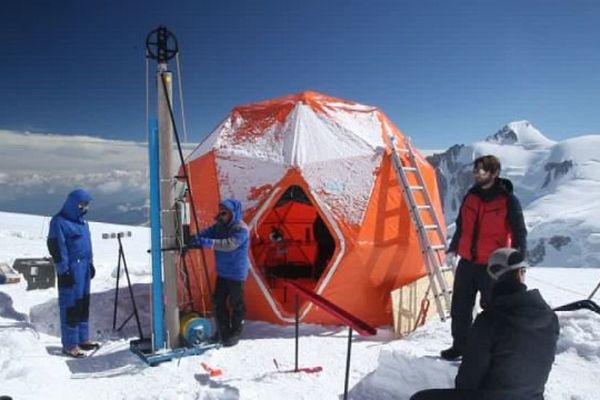 Au campement, trois nationalités se mêlent: Français, Italiens et Russes