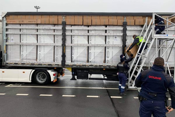 Dans ce camion, les cartons remplis de tabac étaient calés au dessus des cartons contenant des jacuzzis.