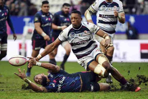 L'ailier parisien Waisea Nayacalevu lâche la balle lors du match contre l'UBB, le 30 décembre 2017 à Paris. 
