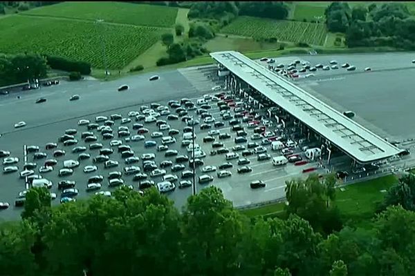 Sur l'A10, ce samedi 29 juillet au matin, les ralentissements commençaient.