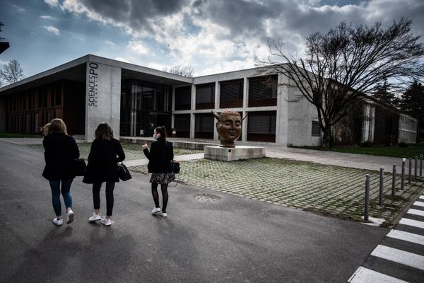 La direction de Sciences Po Grenoble réagit après la décision du président de Région de suspendre ses financements à l'établissement.