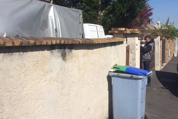 Dans le quartier du domicile de l'auteur présumé de l'attaque contre des policiers, sur les Champs-Elysées.