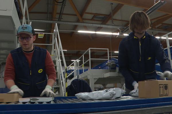 Au centre de tri d'Amiens, 20 000 colis sont traités en moyenne par jours, en cette période de rush, à quelques jours de Noël.