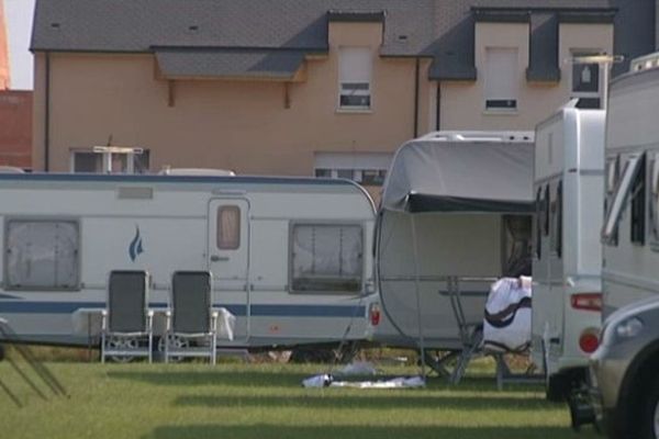 30 caravanes se sont installées sur le terrain de foot d'Hermanville sur Mer dans le Calvados