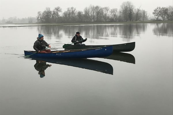 En plus de renflouer la nappe phréatique et de favoriser une biodiversité spécifique, l'eau sur les prairies est aussi une source de plaisirs pour certains habitants, entre promenade en canoë et photographie. 