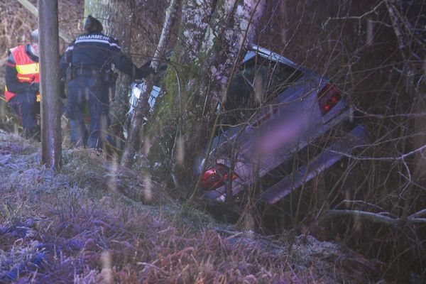 Seuls 5 mètres séparent la chaussée du Doubs.