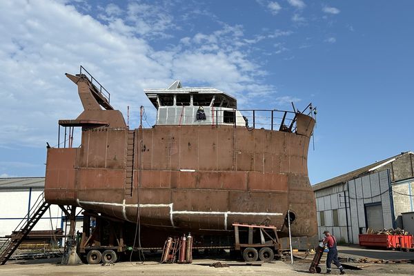 Le chalutier le Saint Paul 2 est loin d'être construit. Le chantier naval a fait faillite, laissant le patron pêcheur sans bateau et endetté