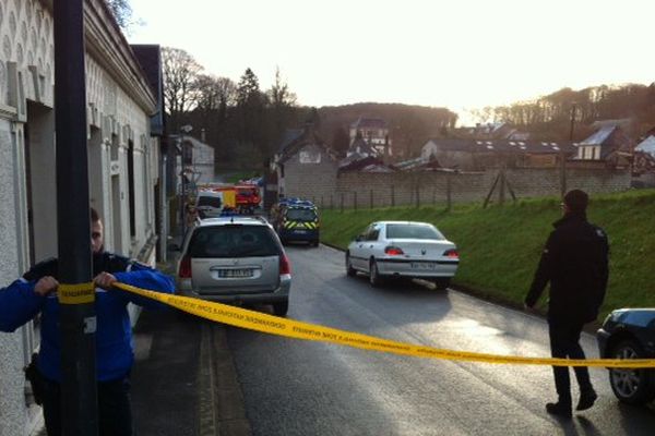 Une enquête a été ouverte et confiée à la gendarmerie d'Abbeville (80) après la découverte d'un corps dans les décombres d'un incendie à Brocourt dans la Somme.