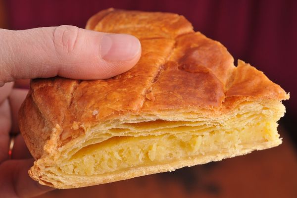 Des boulangers d'Aurillac ont été mis au défi de battre le record de la plus longue galette des rois.