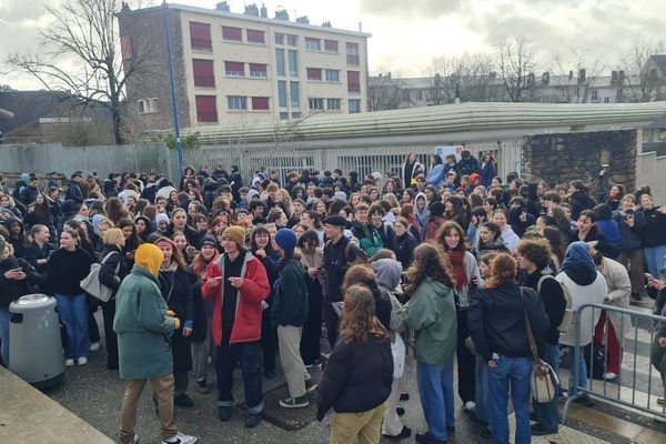 Environ 200 lycéens manifestent et bloquent ce matin le lycée Ferdinand Foch à Rodez.