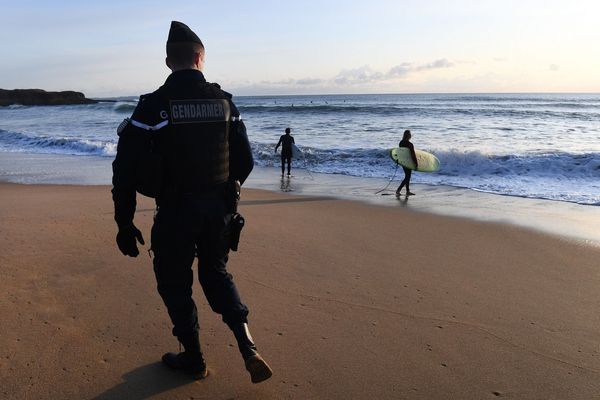 Les gendarmes arpentent les plages de Guidel à la recherche de ballots de cocaïne