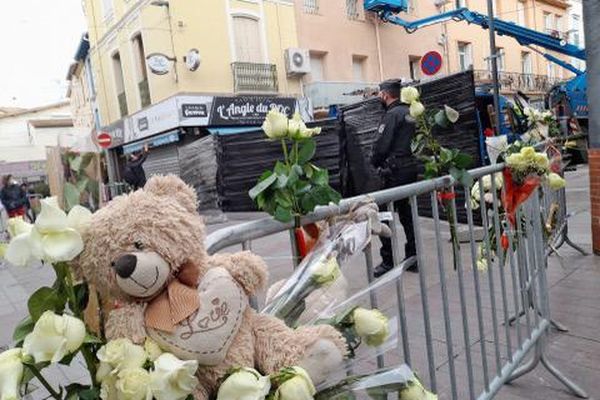 Saint-Laurent-de-la-Salanque - Les accès aux rues où se trouvent les 3 bâtiments incendiés ont été fermés et des bâches en plastique noir installées sur de hautes barrières. Le bilan est de 8 morts - 16 février 2022.