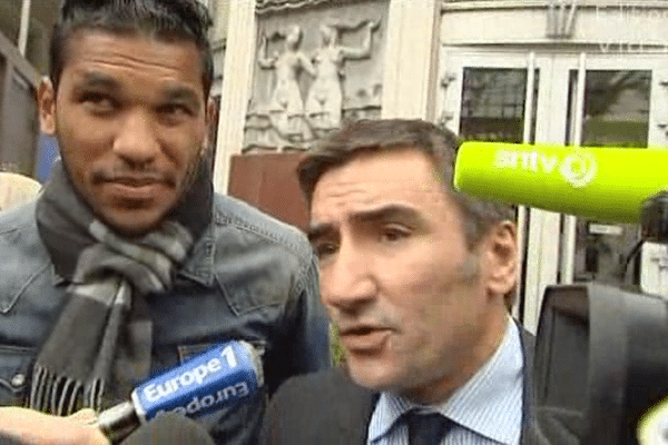 Brandao et son avocat Olivier Martin à leur sortie de la commission disciplinaire de la FFF le 4 novembre 2014. 