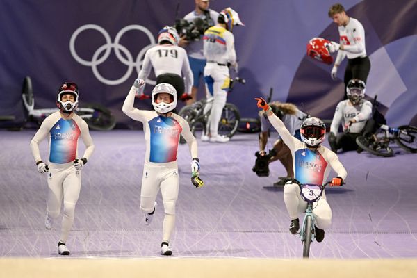 Le triplé historique des Français en BMX racing aux JO de Paris, le 2 août 2024 à Saint-Quentin-en-Yvelines : Romain Mahieu en bronze, Joris Daudet en or, et Sylvain André en argent.