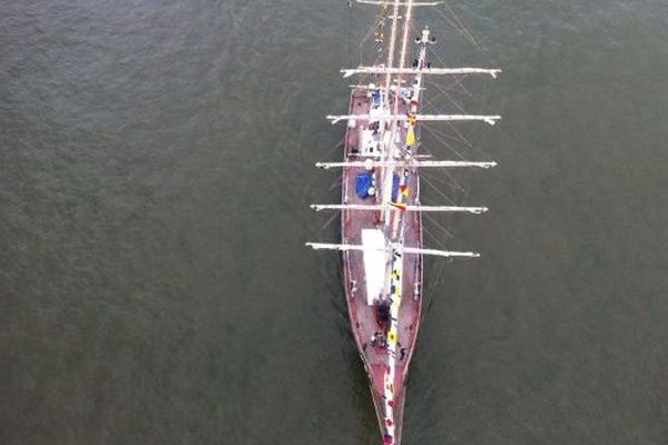 Après avoir descendu la Seine, les bateaux de l'Armada reprennent le large.