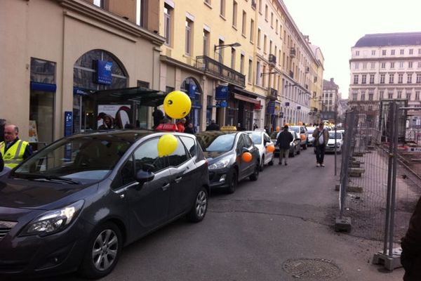 Opération escargot à Saint-Etienne ... la place Jean Jaurès bloquée ce matin (18/02/13)